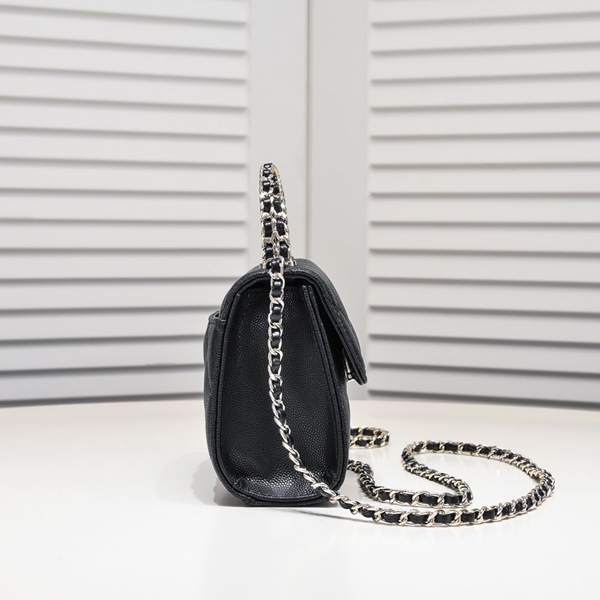 シャネルバッグ背面デザイン